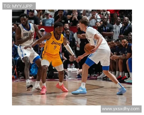 行云流水般精准操作 弗拉格华丽转身飞跃暴扣震撼全场